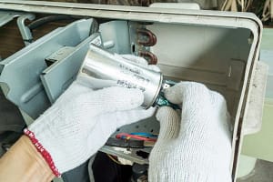 what does the capacitor do in an AC unit